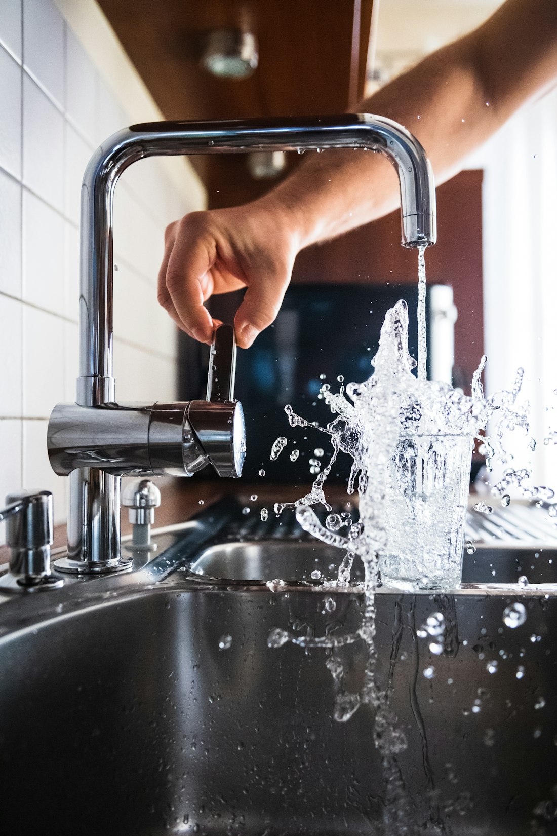 Rohrreinigung Nürnberg: fließendes Wasser an einer modernen Armatur nach erfolgreicher Abflussreinigung